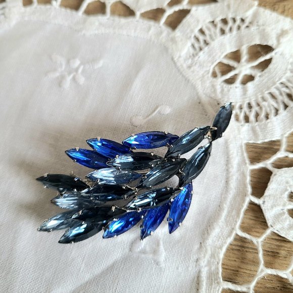 Vintage Juliana (?) silver tone brooch with 3 shades of blue rhinestones. - Picture 2 of 5